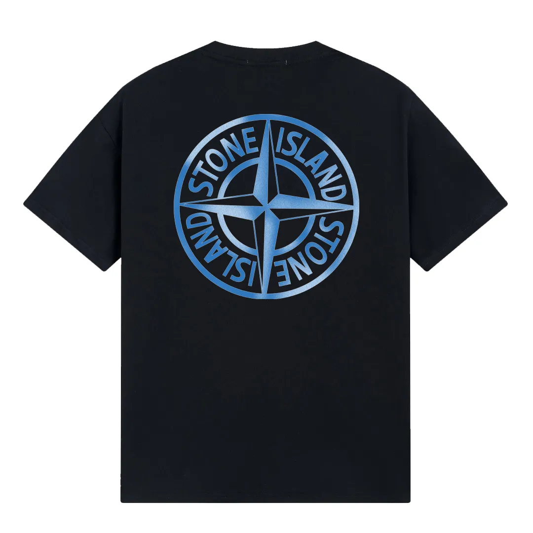 W602#P110💰 2025🆕 Stone lsland/Stone Island gradient compass printed short-sleeved T-shirt ⚠️[Original creation with high control of details] -Made of 260g combed cotton double yarn, soft and comfortable to the touch, sweat-absorbent and breathable. -Simple basic and versatile style, original quality, the first choice for couples. -Made in a large factory, four needles and five threads on the shoulder, neatly routed, high quality workmanship. -Same style for men and women. Very versatile, one piece for everyone, details are clearly visible. Color: black and white black blue white Size: M L